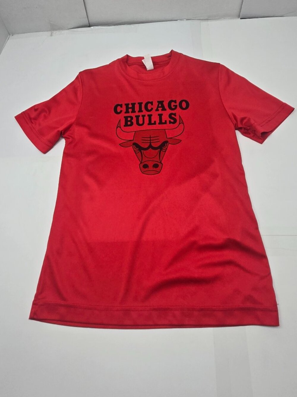 CHICAGO BULLS YOUTH PERFORMANCE T-SHIRT – SIZE M (10/12)